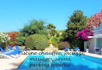 Hotel Les Jardins de Bormes has Balcony rooms