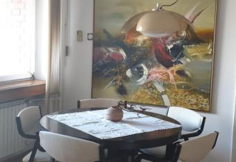 Fabulous family apartment, Beverly Hills Mall area allows 18 year olds to book a room