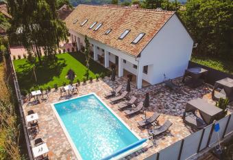 Palkonyha Panzi   Speiz allows 18 year olds to book a room