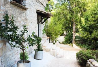 Le Mas Des Aliz  s has Balcony rooms