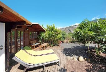 Cottage Hibiscus among Avocados has Balcony rooms