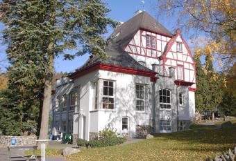 Waldhotel Forsthaus Remstecken allows 18 year olds to book a room