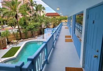 Hotel Motel Lauderdale Inn has Balcony rooms