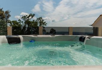 Stone house Dario with Finnish sauna and an outdoor hot tub has Balcony rooms