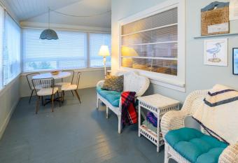 Karr Beach House on 11th has Balcony rooms