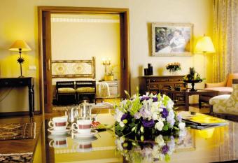 Warwick Palm Beach Hotel allows 18 year olds to book a room