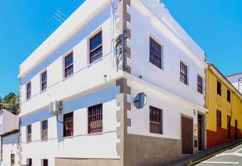 La Casa de Vilaflor allows 18 year olds to book a room