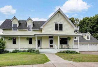 Cozy Mother-in-Law Apartment has Balcony rooms