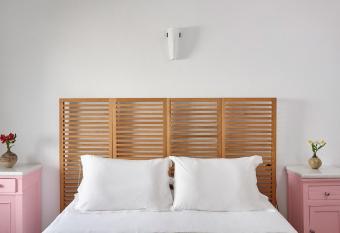 w Villa Agrikas - Oia - A Beautiful Two bedroom Villa with Private Pool allows 18 year olds to book a room