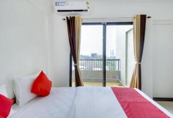 OYO Hotel Star Inn Near Pune Airport has Balcony rooms
