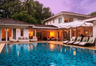 Hamptons Charm by StayVista with Pool, lawn, table tennis & chic interiors allows 18 year olds to book a room