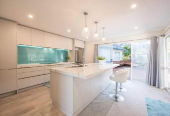 DoubleRoomWithSharedBathroom2Aldult-204 allows 18 year olds to book a room