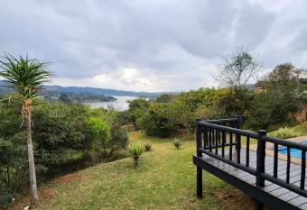 DaGama Lake Cottages -Fire Thorn and Coral Tree Cottages has Balcony rooms