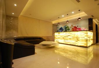 Click hotel Sapphire Star allows 18 year olds to book a room