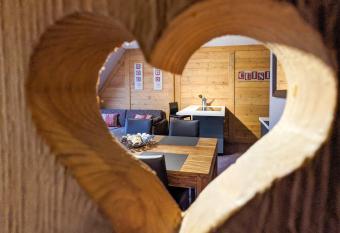 Les Appartements du Parc - Acc  s piscine et spa has rooms with a private hot tub