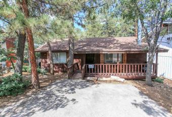 Granny's Love Shack by Big Bear Cool Cabins has Balcony rooms