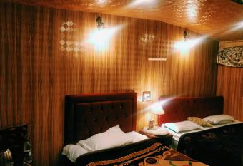 B ,heritage luxury houseboat has Smoking/Balcony rooms