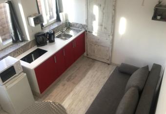 Studio chocolat allows 18 year olds to book a room