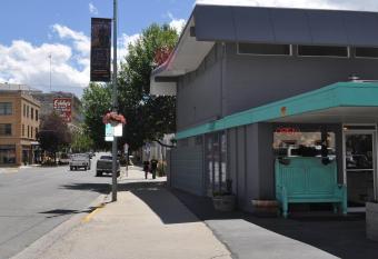 Budget Inn Express Helena allows 18 year olds to book a room