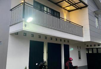 Madina Monochrome Homestay SYARIAH has Balcony rooms