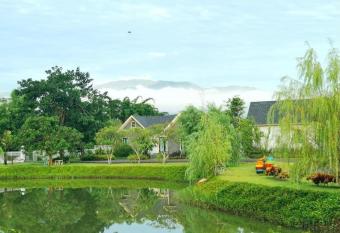 Ban 5 Rai Pool Villa has rooms with a private hot tub