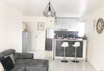 Superbe Appartement lumineux proche Disney allows 18 year olds to book a room