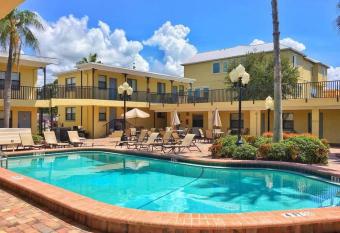 Beach Condo in Gated Complex, Heated Courtyard Pool, Ocean only 1 block away! allows 18 year olds to book a room