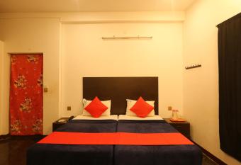 Le Apex Inn has Smoking/Balcony rooms