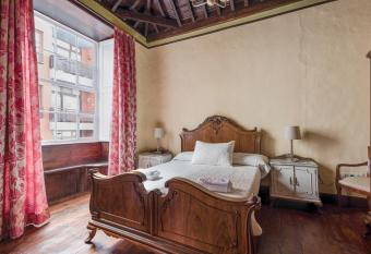 La Vicar  a has Balcony rooms