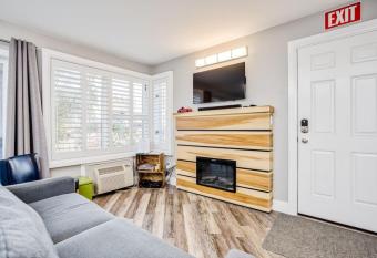 Luxury Studio Getaway at Blue Mountains 80114 has rooms with a private hot tub