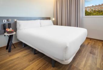 B&B HOTEL Madrid Alcorc  n allows 18 year olds to book a room