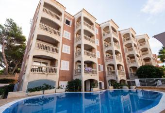 Apartamentos Quijote Park allows 18 year olds to book a room