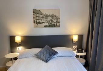 Athmos R  sidence - Hotel allows 18 year olds to book a room