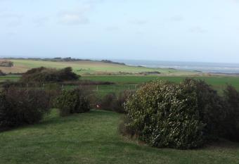 au coeur des caps 2 has rooms with a private hot tub