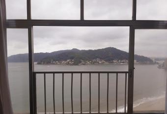 Apartamento vista-mar em S  o Vicente has Balcony rooms