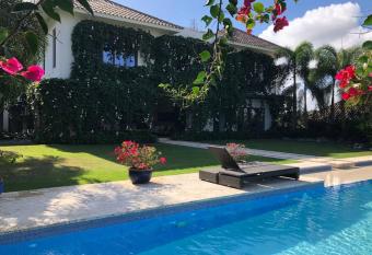 Casa Tropical con Hermosos Atardeceres Caribe  os has rooms with a private hot tub