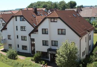 Hotel Flora M  hringen allows 18 year olds to book a room