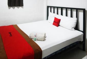 RedDoorz at Jalan Somba Opu Losari allows 18 year olds to book a room
