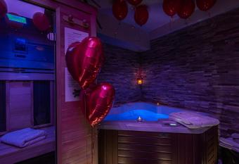 Suite Romantique Sauna et Jacuzzi allows 18 year olds to book a room