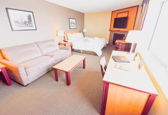 Canad Inns Destination Centre Brandon has rooms with a private hot tub
