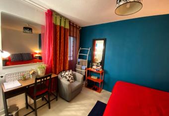 Les Meubl  s les D  mes du Parc allows 18 year olds to book a room