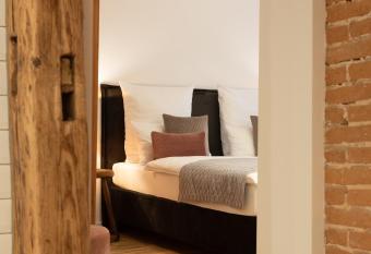 der G  nsb  hl auf der Stadtmauer allows 18 year olds to book a room