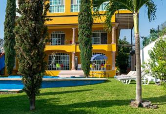 CUERNAVACA Casa completa de lujo, piscina climatizada has Balcony rooms