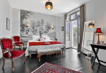 La Villa Marguerite allows 18 year olds to book a room