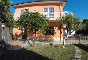 L atmosfera dell Etna con parcheggio privato allows 18 year olds to book a room