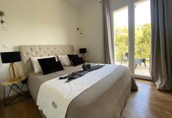 HOME SWEET HOME 2 pi  ces 42 m2 Chambre, salon, cuisine, grande terrasse, parking proche centre ville et mer has Balcony rooms