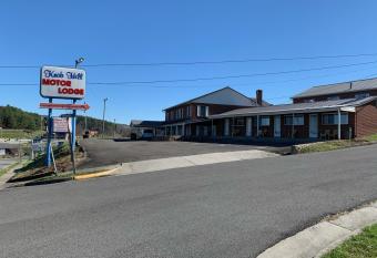 Knob Hill Motor Lodge allows 18 year olds to book a room