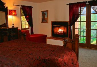 Topanga Canyon Inn Bed and Breakfast has rooms with a private hot tub