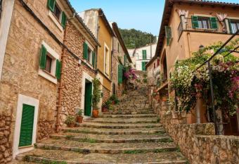 Ca na Mar: Charming House in the heart of Bunyola, Tramuntana has rooms with a private hot tub