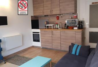 Studio plein centre avec garage et gardien has Balcony rooms